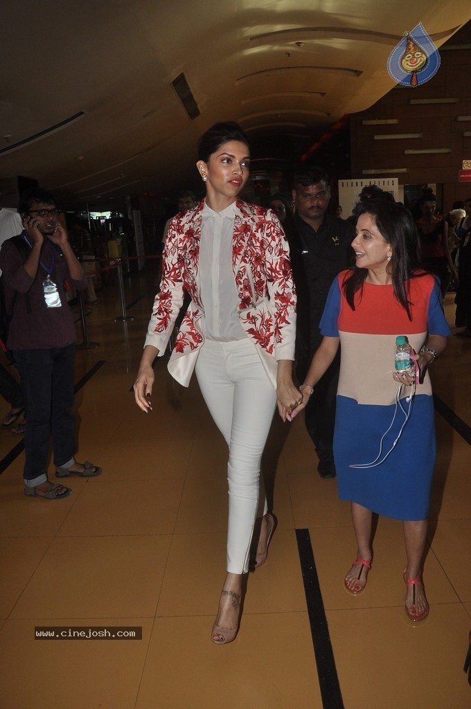 Deepika Padukone at MFF 2014 - 16 / 41 photos