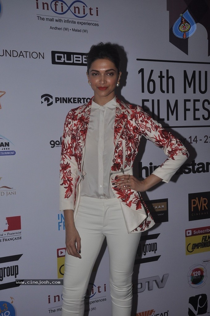 Deepika Padukone at MFF 2014 - 19 / 41 photos