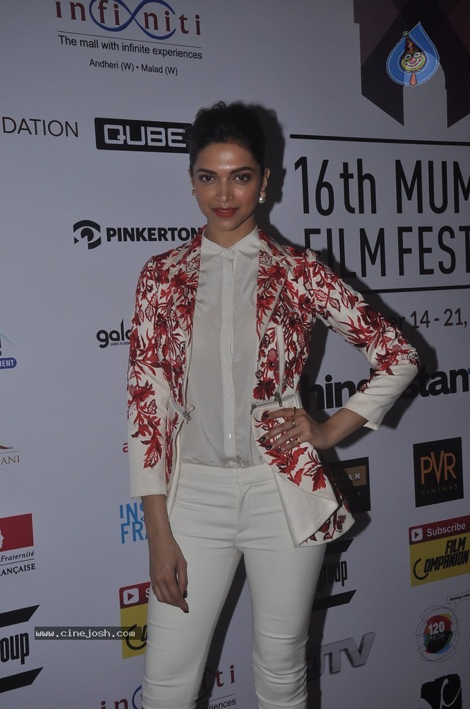 Deepika Padukone at MFF 2014 - 24 / 41 photos