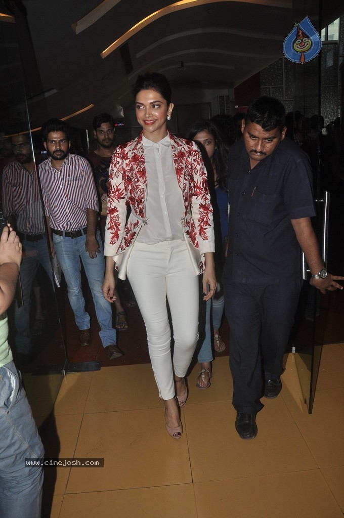 Deepika Padukone at MFF 2014 - 26 / 41 photos