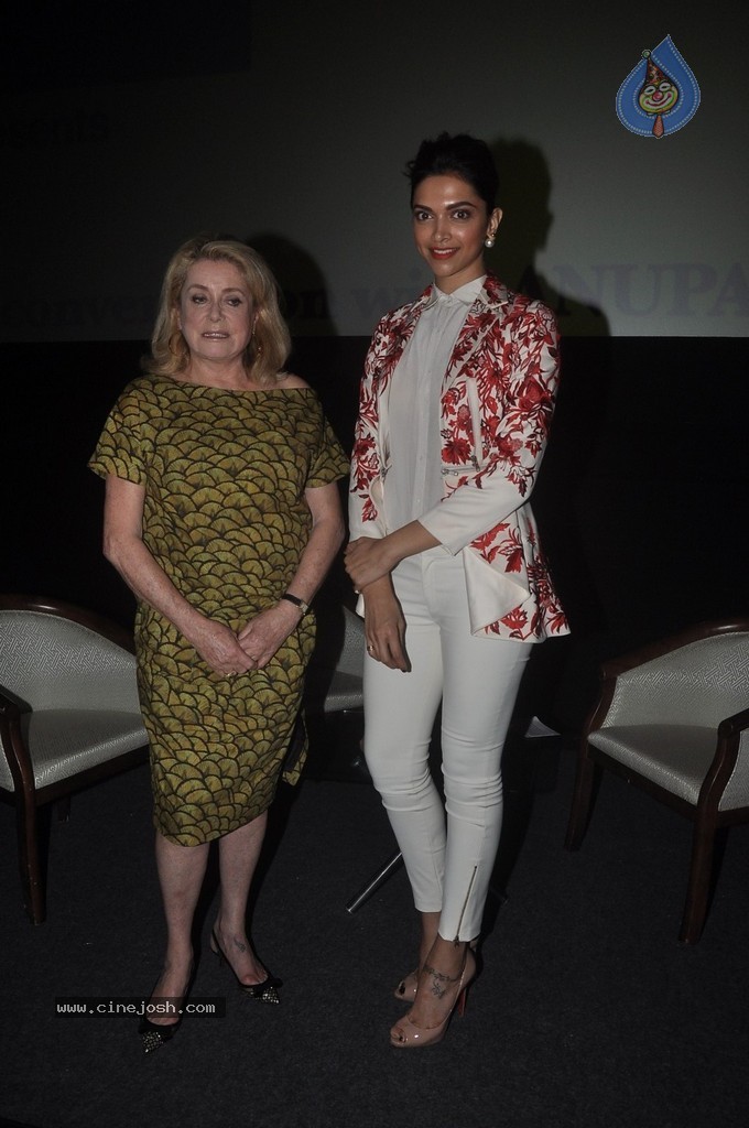 Deepika Padukone at MFF 2014 - 27 / 41 photos