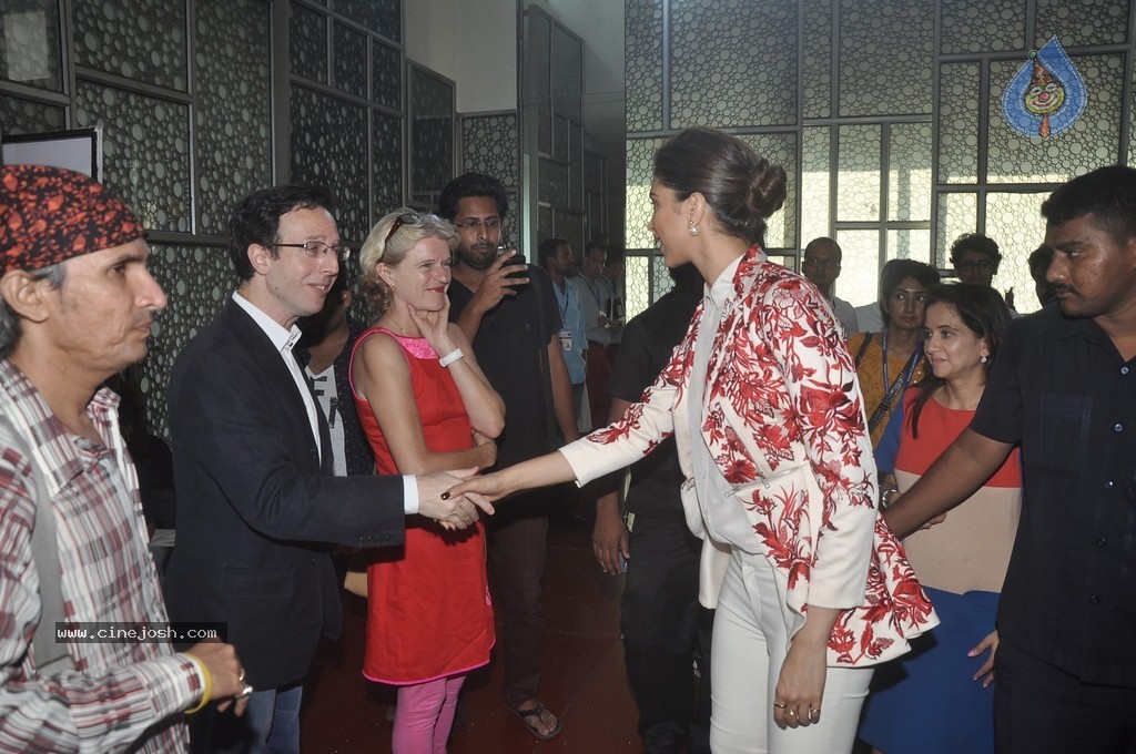 Deepika Padukone at MFF 2014 - 30 / 41 photos