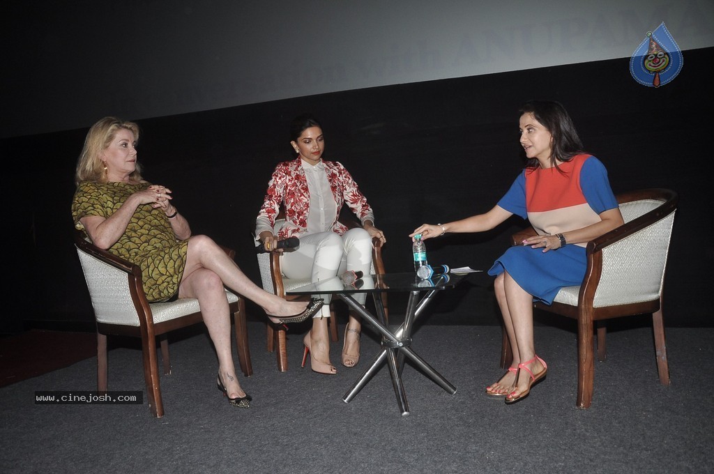 Deepika Padukone at MFF 2014 - 31 / 41 photos