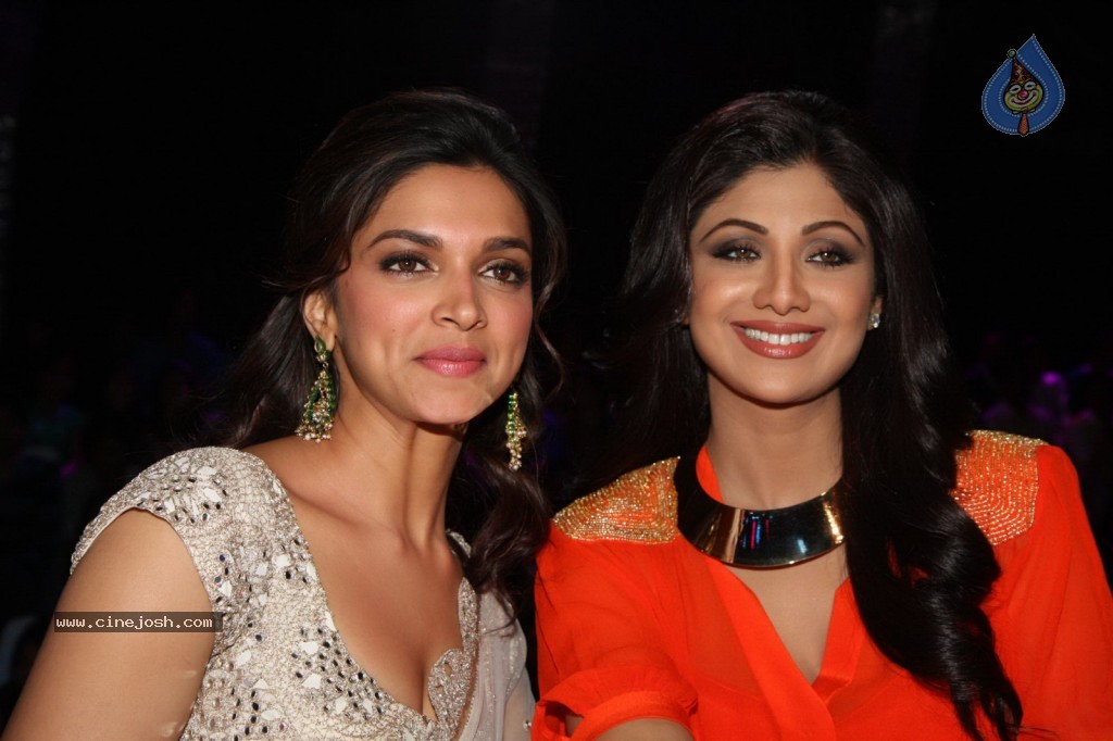 Deepika Padukone at Nach Baliye 5 Sets - 15 / 58 photos