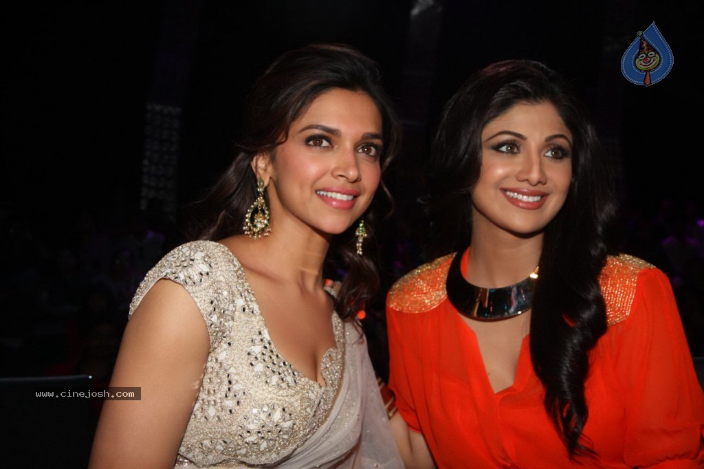 Deepika Padukone at Nach Baliye 5 Sets - 19 / 58 photos