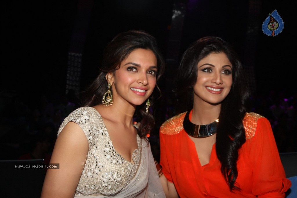 Deepika Padukone at Nach Baliye 5 Sets - 20 / 58 photos