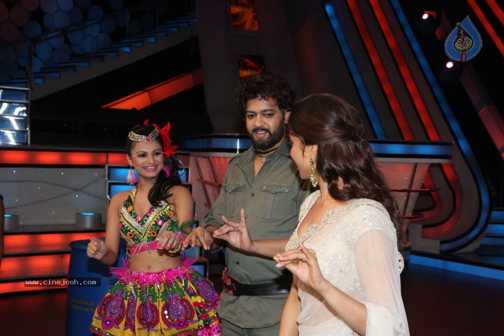 Deepika Padukone at Nach Baliye 5 Sets - 53 / 58 photos