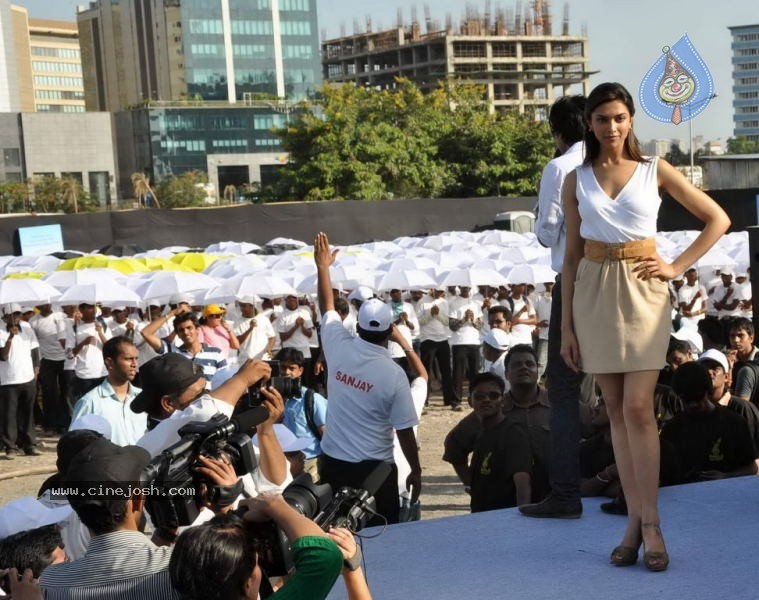Deepika Padukone at Neutrogena Event - 4 / 8 photos