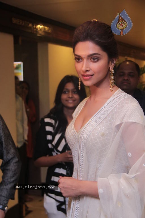 Deepika Padukone at NGOPA 28th Global Awards 2012 - 17 / 53 photos