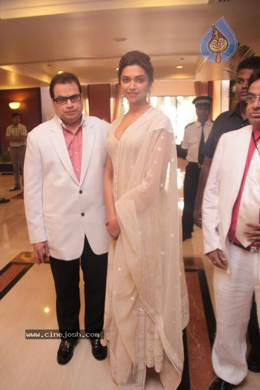 Deepika Padukone at NGOPA 28th Global Awards 2012 - 18 / 53 photos