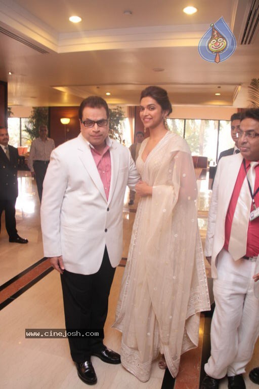 Deepika Padukone at NGOPA 28th Global Awards 2012 - 21 / 53 photos