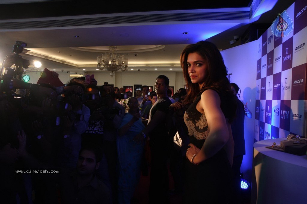 Deepika Padukone at Tanishq Jewellery Event - 41 / 61 photos