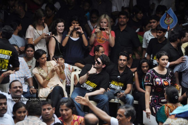 Deepika Padukone n Neil Celebrates Dahi Handi - 4 / 39 photos