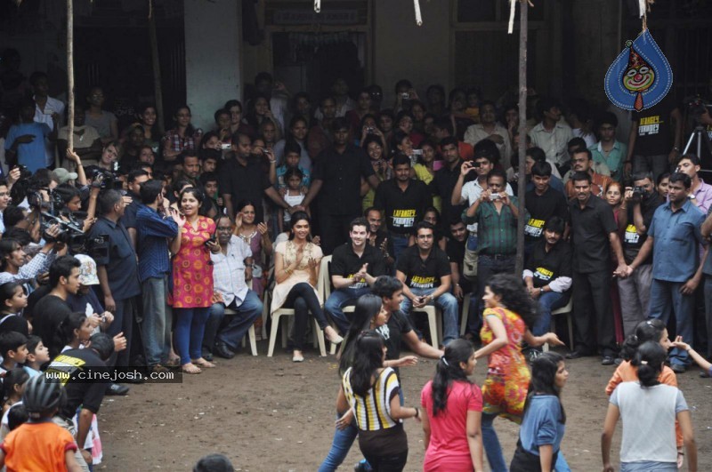 Deepika Padukone n Neil Celebrates Dahi Handi - 7 / 39 photos