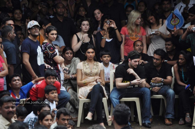 Deepika Padukone n Neil Celebrates Dahi Handi - 9 / 39 photos