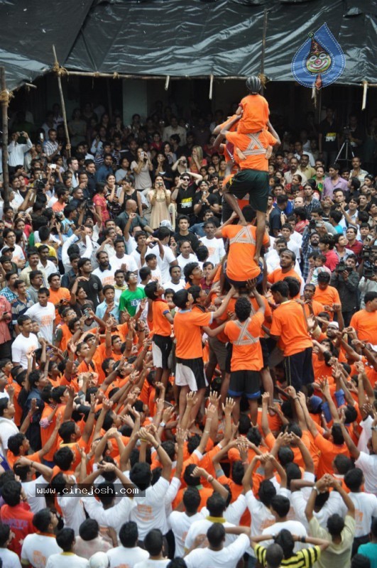 Deepika Padukone n Neil Celebrates Dahi Handi - 10 / 39 photos