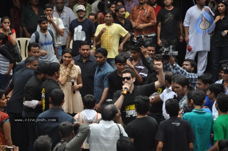 Deepika Padukone n Neil Celebrates Dahi Handi - 11 / 39 photos