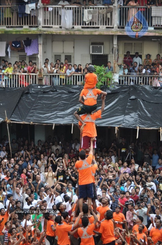 Deepika Padukone n Neil Celebrates Dahi Handi - 12 / 39 photos