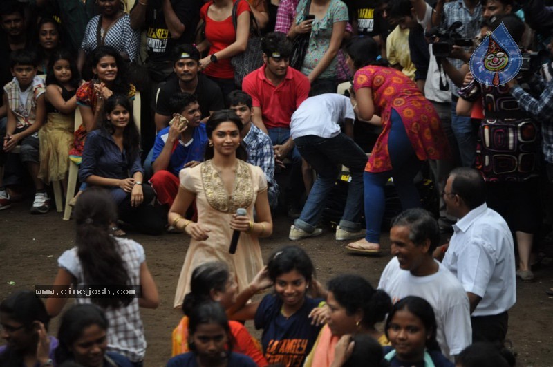 Deepika Padukone n Neil Celebrates Dahi Handi - 14 / 39 photos