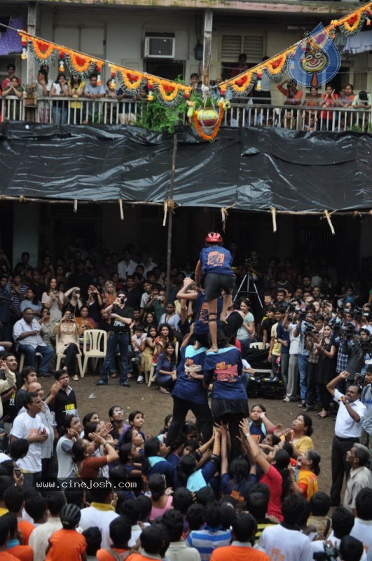 Deepika Padukone n Neil Celebrates Dahi Handi - 16 / 39 photos