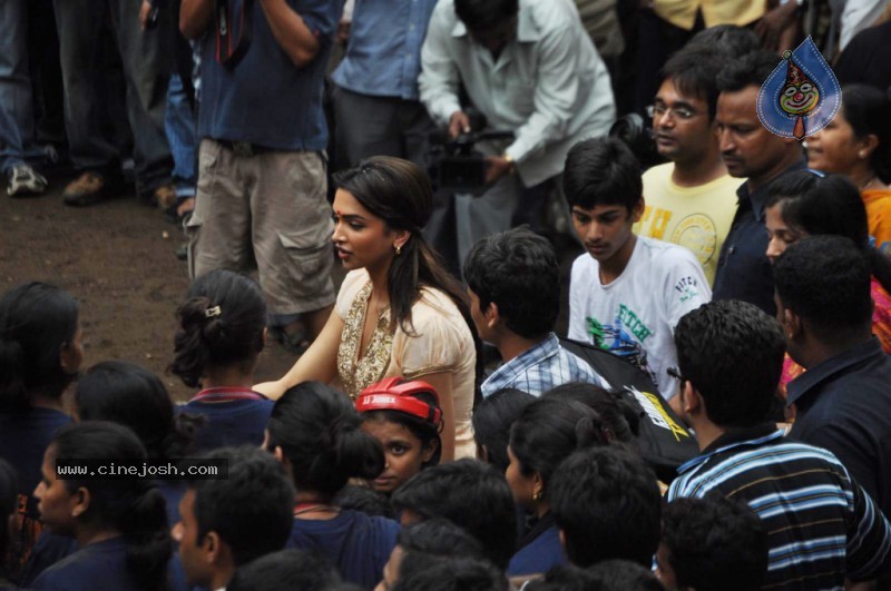 Deepika Padukone n Neil Celebrates Dahi Handi - 22 / 39 photos