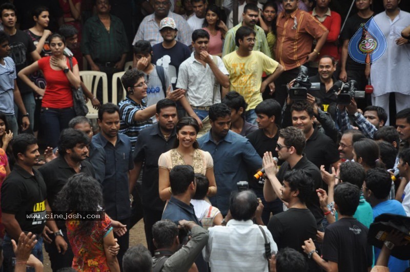 Deepika Padukone n Neil Celebrates Dahi Handi - 24 / 39 photos