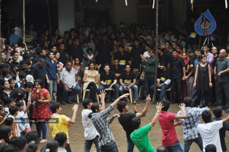 Deepika Padukone n Neil Celebrates Dahi Handi - 29 / 39 photos