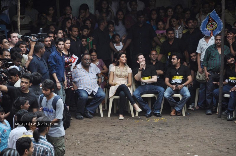 Deepika Padukone n Neil Celebrates Dahi Handi - 32 / 39 photos