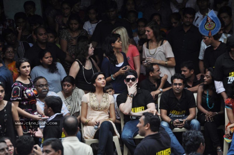 Deepika Padukone n Neil Celebrates Dahi Handi - 34 / 39 photos