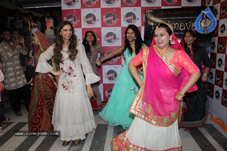 Deepika Padukone Promote Padmavati Film - 1 / 17 photos
