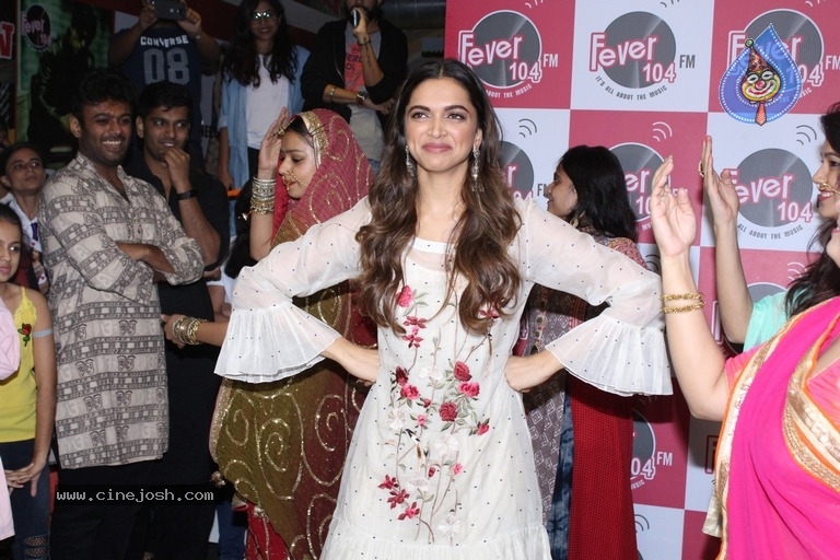 Deepika Padukone Promote Padmavati Film - 2 / 17 photos