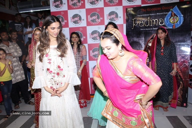 Deepika Padukone Promote Padmavati Film - 6 / 17 photos