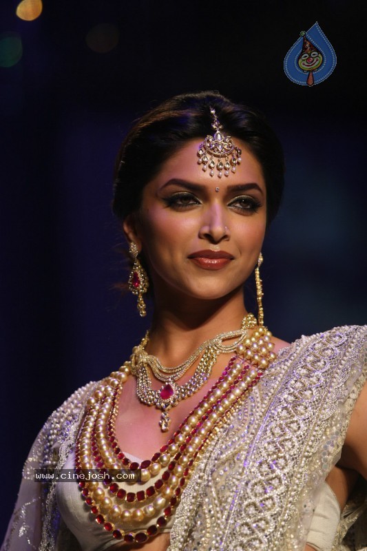 Deepika Padukone Ramp Walk at IIJW 2010 Stills - 33 / 155 photos