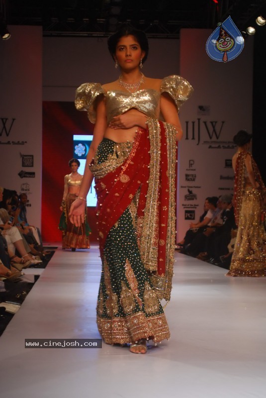 Deepika Padukone Ramp Walk at IIJW 2010 Stills - 35 / 155 photos