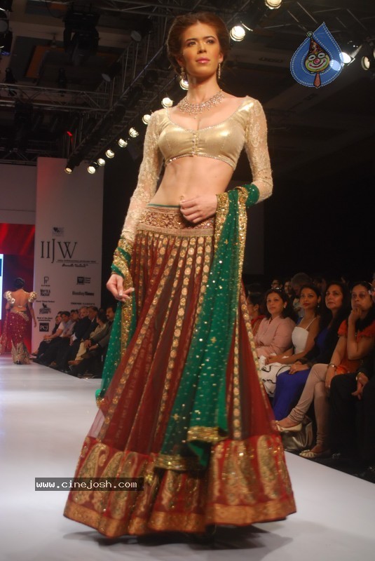 Deepika Padukone Ramp Walk at IIJW 2010 Stills - 41 / 155 photos