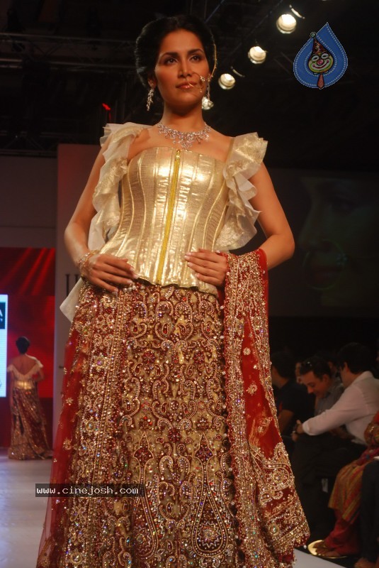 Deepika Padukone Ramp Walk at IIJW 2010 Stills - 43 / 155 photos
