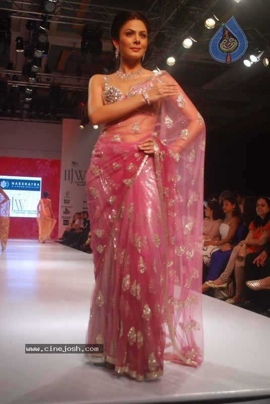 Deepika Padukone Ramp Walk at IIJW 2010 Stills - 44 / 155 photos