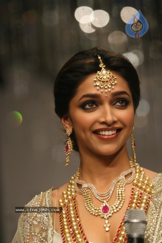 Deepika Padukone Ramp Walk at IIJW 2010 Stills - 47 / 155 photos