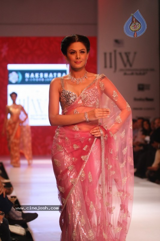 Deepika Padukone Ramp Walk at IIJW 2010 Stills - 50 / 155 photos