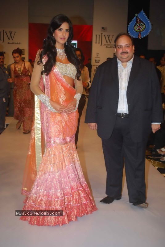Deepika Padukone Ramp Walk at IIJW 2010 Stills - 80 / 155 photos