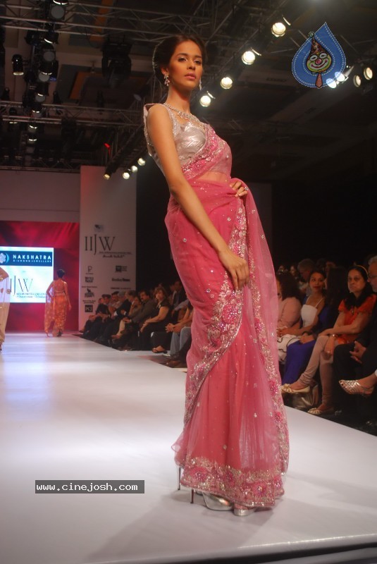 Deepika Padukone Ramp Walk at IIJW 2010 Stills - 81 / 155 photos