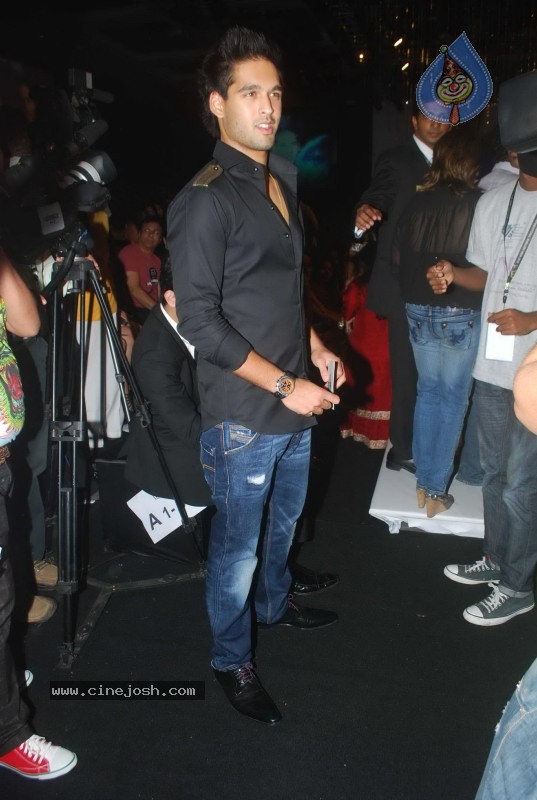 Deepika Padukone Ramp Walk at IIJW 2010 Stills - 82 / 155 photos