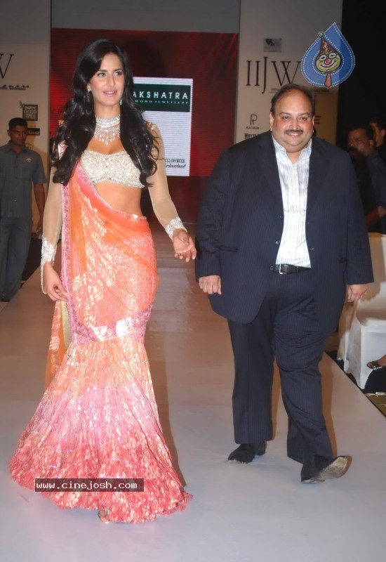 Deepika Padukone Ramp Walk at IIJW 2010 Stills - 101 / 155 photos