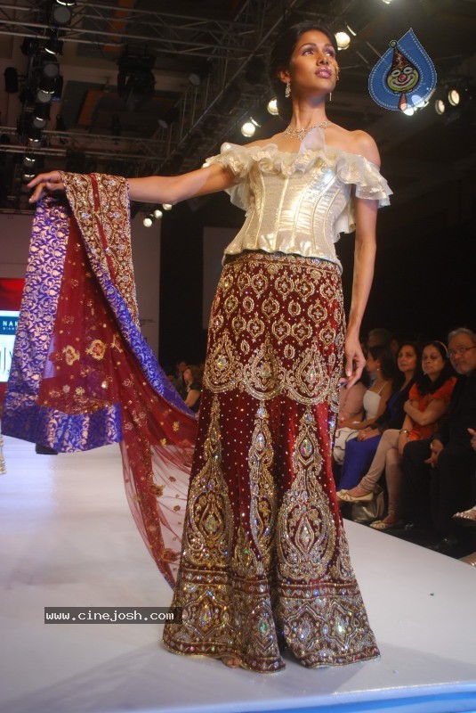 Deepika Padukone Ramp Walk at IIJW 2010 Stills - 103 / 155 photos