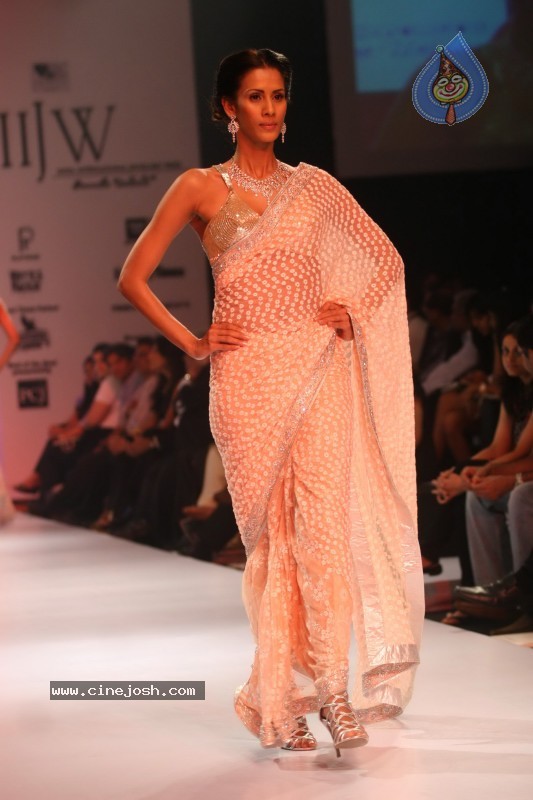 Deepika Padukone Ramp Walk at IIJW 2010 Stills - 112 / 155 photos