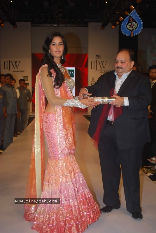 Deepika Padukone Ramp Walk at IIJW 2010 Stills - 122 / 155 photos