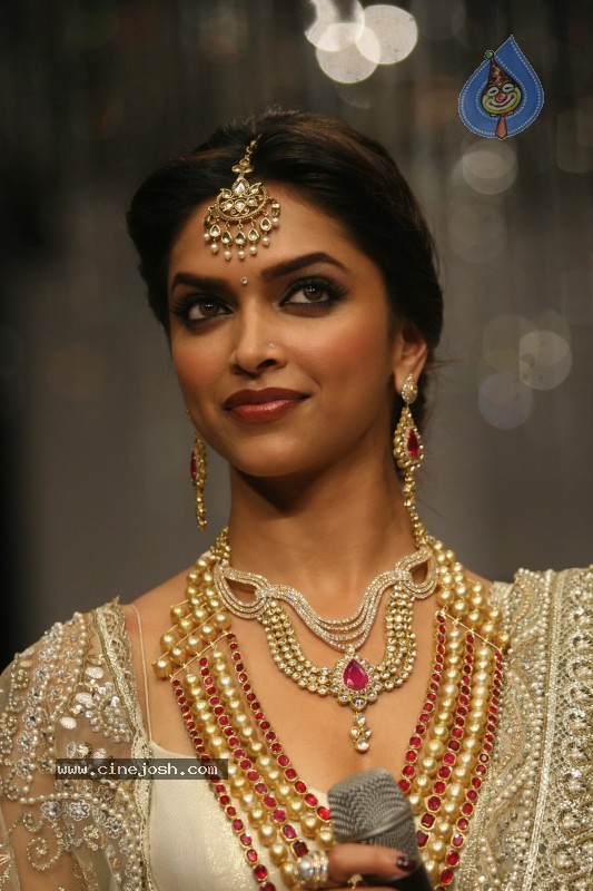 Deepika Padukone Ramp Walk at IIJW 2010 Stills - 146 / 155 photos