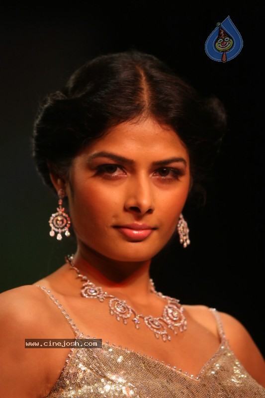 Deepika Padukone Ramp Walk at IIJW 2010 Stills - 149 / 155 photos