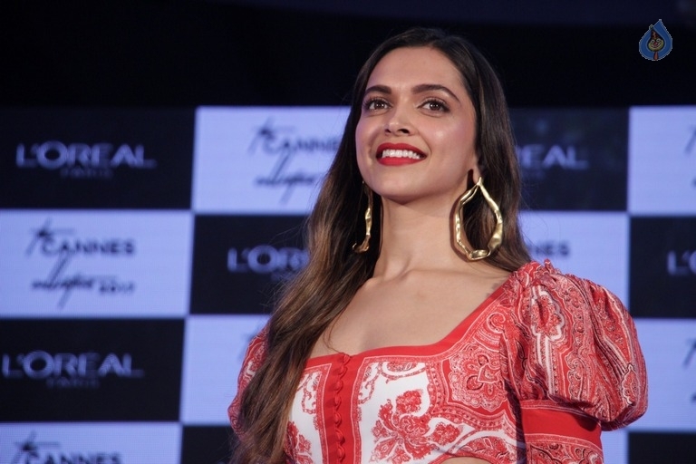 Deepika Unveils Loreal Paris New Cannes Collection 2017 - 10 / 19 photos