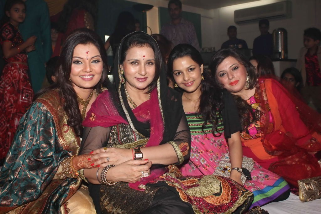 Deepshikha Nagpal's Mata Ki Chowki - 24 / 37 photos
